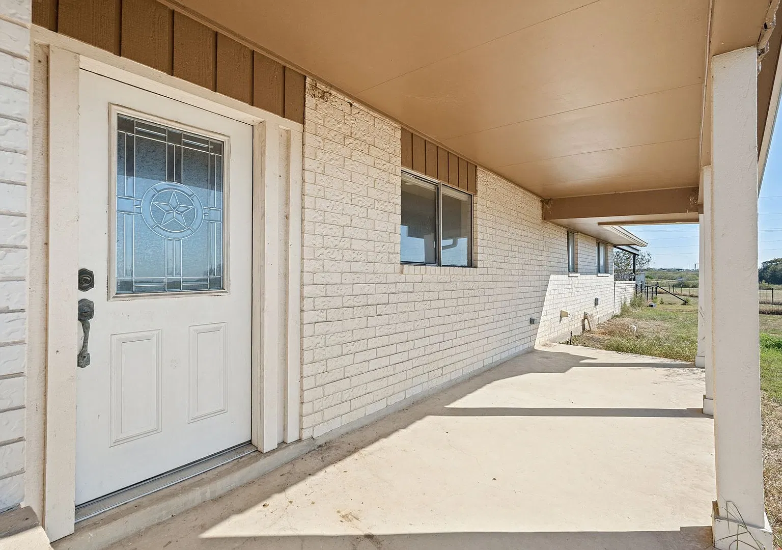 Beautiful 3 Bedroom/2baths Country Living Home In Seguin! — Photo 3
