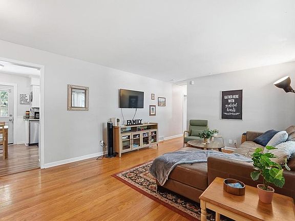 3rd image of 866 S Sheridan Cir