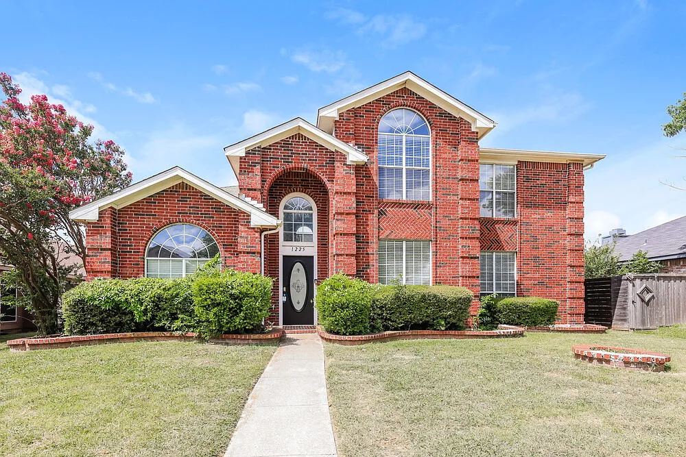 4 bed, 2.5 bath, 2329 sqft, $2,555 — Photo 1