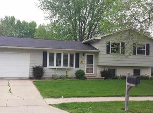1916 Grantwood Dr, Iowa City, IA 52240