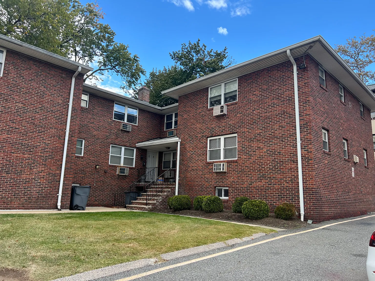 2 bed, $2,400 — Photo 1