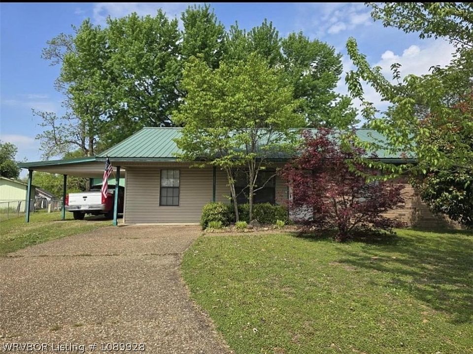 1st image of 825 Wade Cir
