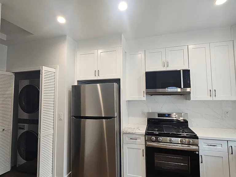 15535 Otsego St — Photo 3