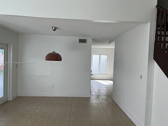 5th image of 990 NW 106th Avenue Cir