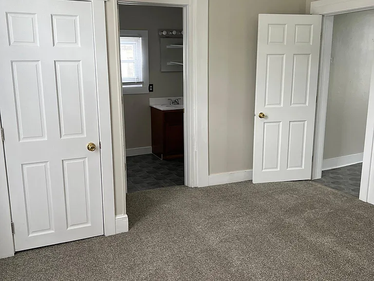 263 E Franklin St — Photo 8