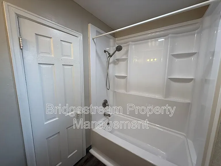 350 Wallace Dr — Photo 8