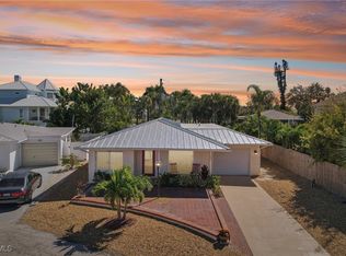 210 Hibiscus Dr, Fort Myers Beach, FL 33931