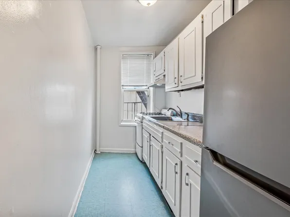 67-25 Dartmouth Street image 4 of 12