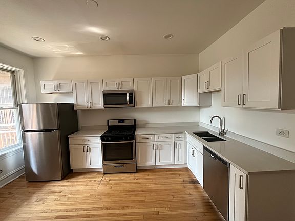 3rd image of 1452 N Fairfield Ave APT 2