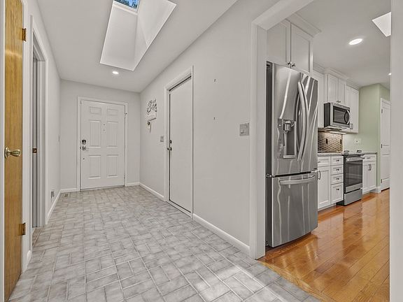 3rd image of 12 Belvedere Ln