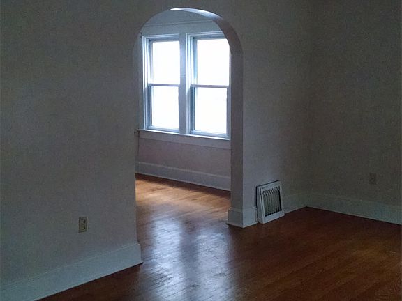 4th image of 245 E Fairfax Ln