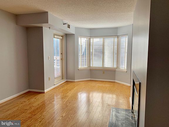 5th image of 22 Courthouse Sq APT 407
