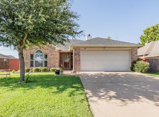 1112 Whispering Mdws, Crowley, TX 76036