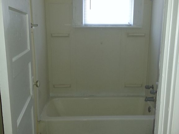 5th image of 215 Willow St