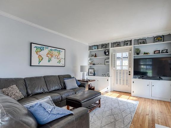 2nd image of 2723 Oakwood Dr SE