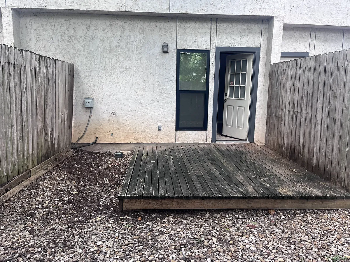 Building Photo - 1307 Kinney Ave #110