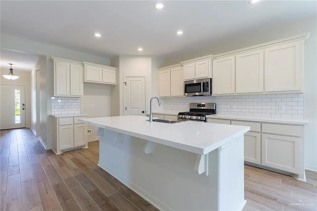 4 bed, 2.5 bath, 1932 sqft, $2,750 — Photo 4