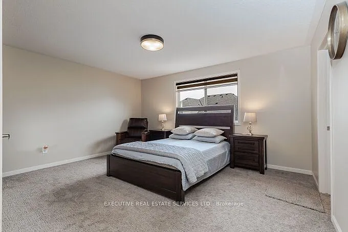 1129 Meighen Way N — Photo 32
