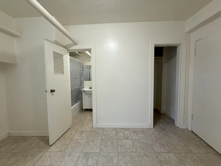 2175 Robinson St — Photo 4