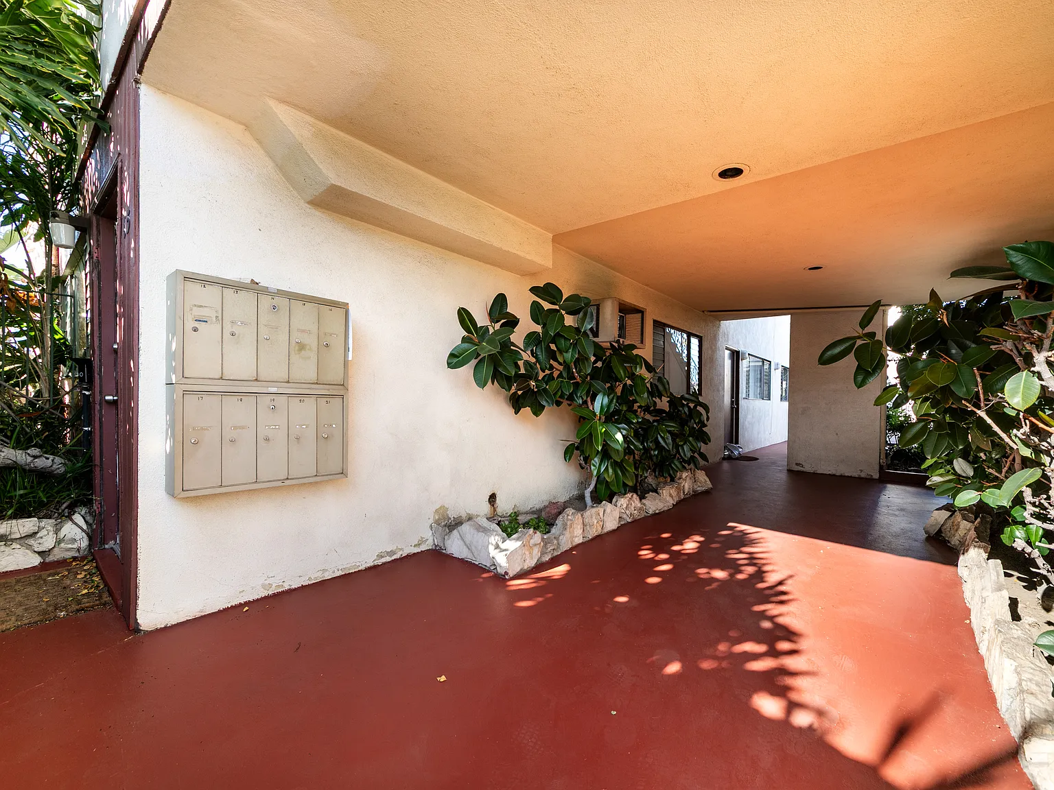 Studio, 400 sqft, $1,375 — Photo 3