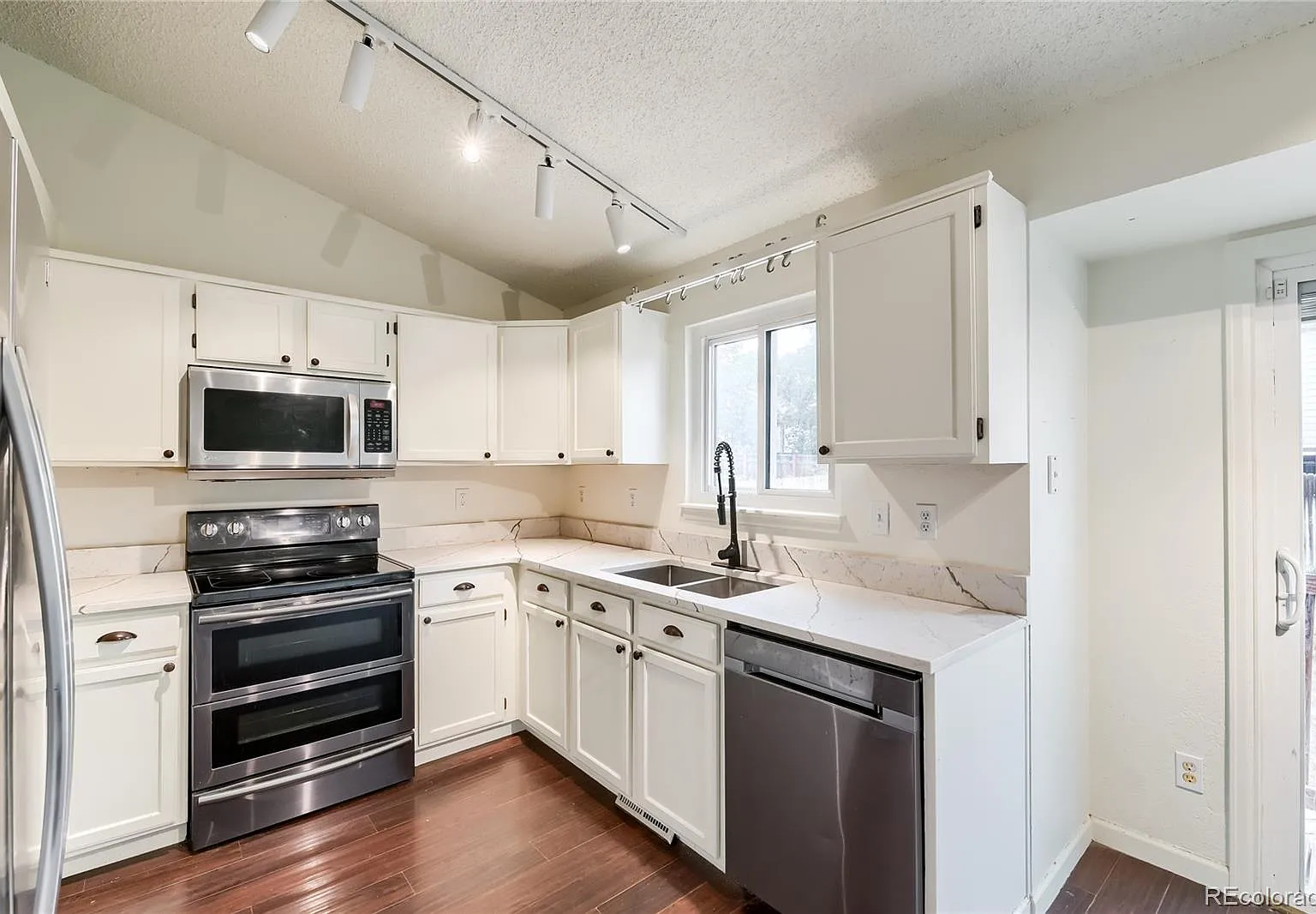 4 bed, 3.0 bath, 2200 sqft, $3,425 — Photo 2