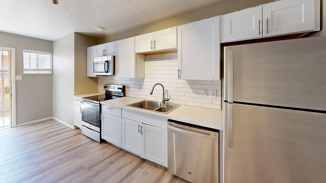 Completely Remodeled 2 Bed 2 Bath Apartment on Conchas Park — Photo 3