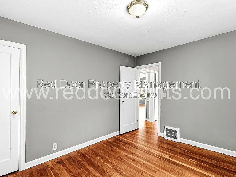 129 E 49th St — Photo 15