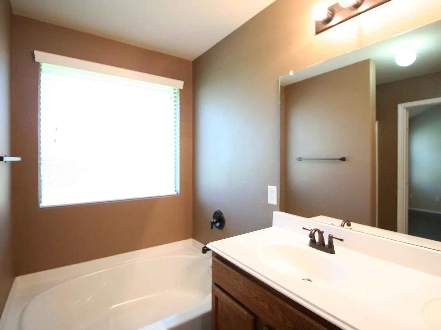1038 Lancashire Ln — Photo 3
