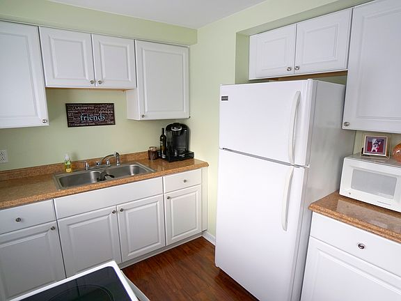 5th image of 70 Patricia Ln