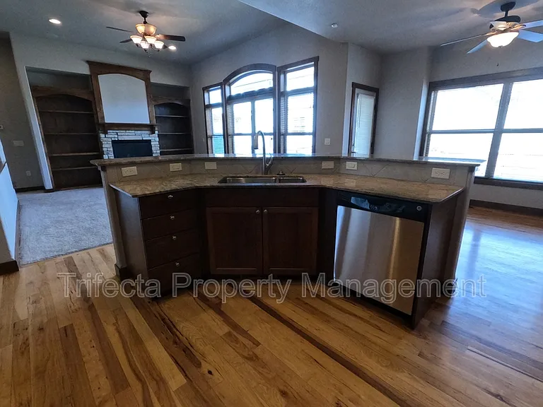 1032 Hessen Dr — Photo 10