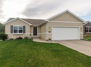 8618 Grand Oaks Dr NE, Cedar Rapids, IA 52411