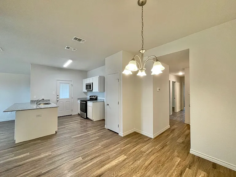 1806 Clovis Dr — Photo 8
