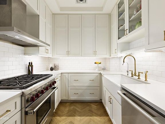 3rd image of 260 West Broadway