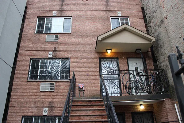 Rented by Premier Metro Realty Corp | media 16