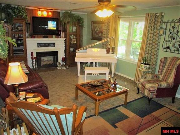 3rd image of 205 Hill Dr