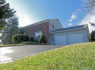 17 Dorchester Ct, Farmingville, NY 11738