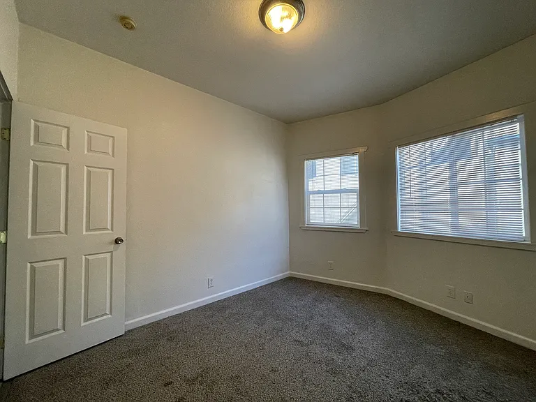 682 W Macarthur Blvd — Photo 12