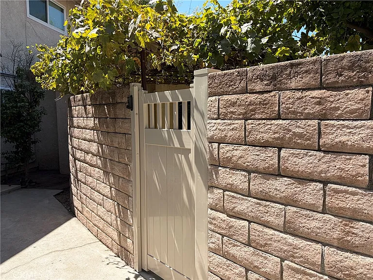 7818 Amestoy Ave #1/2 — Photo 7