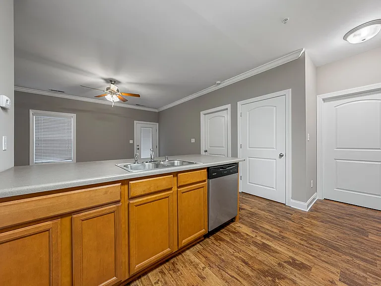 Mount Victor Olde Towne Luxury Apartments — Photo 104