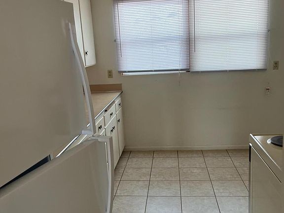 707-12th St W Kitchen