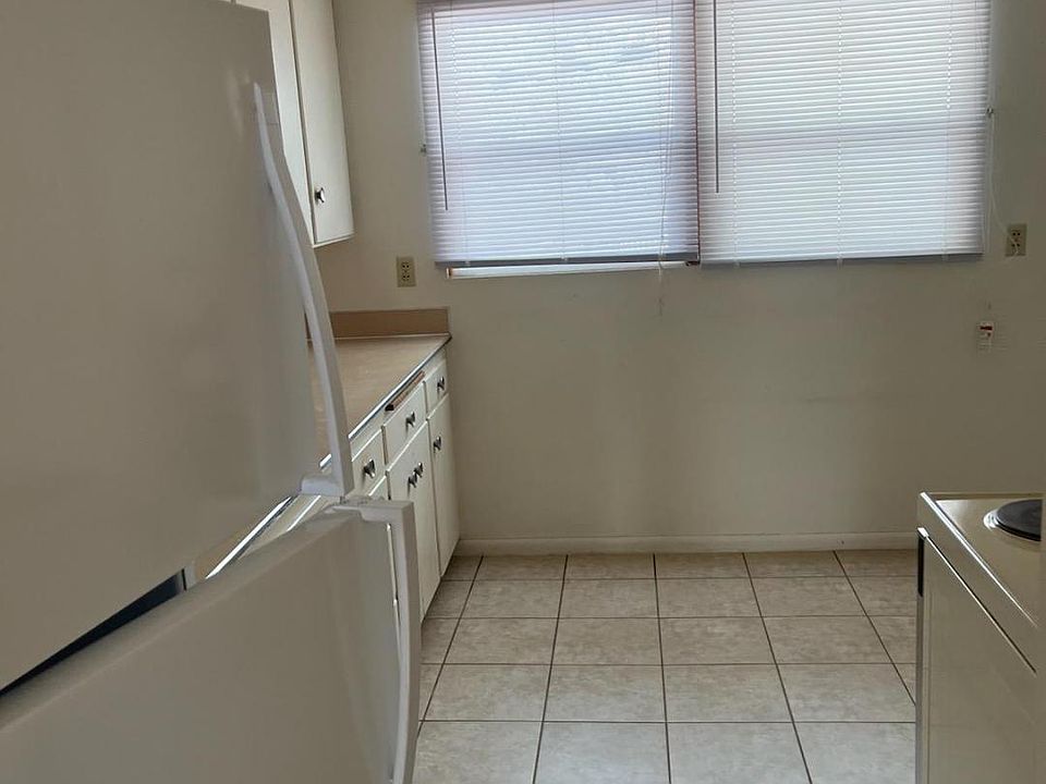 707-12th St W Kitchen