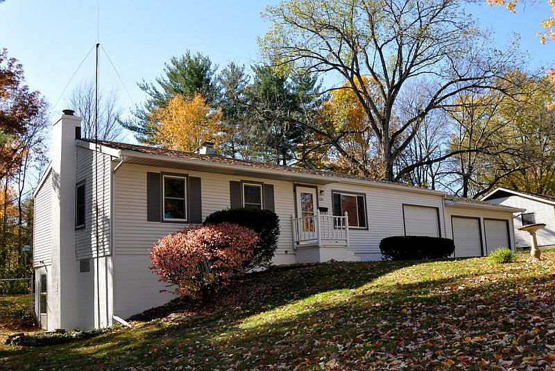 1st image of 220 E Dewey Dr