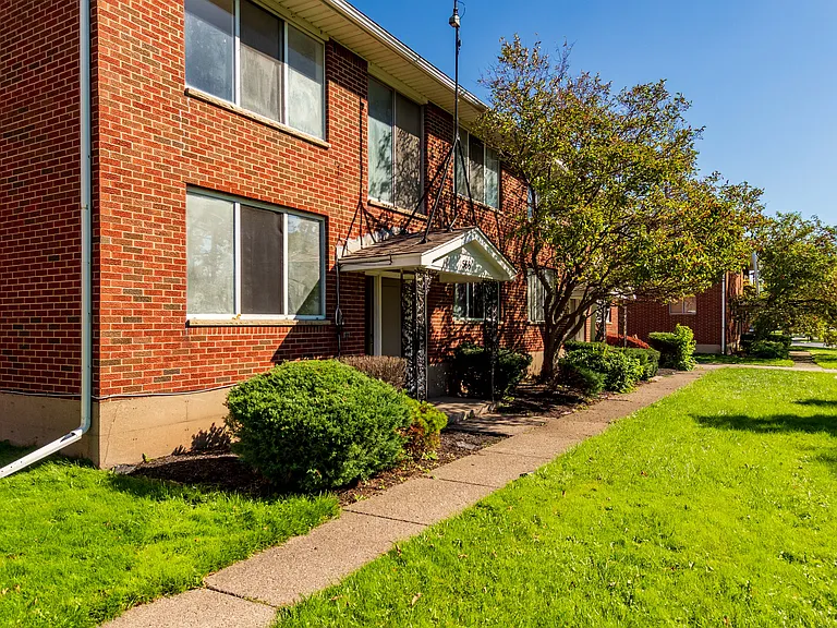 Cedarwood Apartments — Photo 2