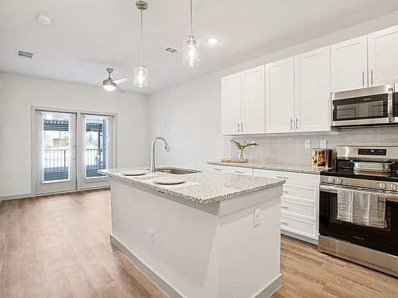 4th image of 1600 N Avenue C #1303