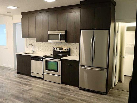 4th image of 117 S 19th Ave NE #104