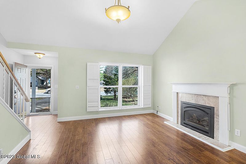 4th image of 282 Meadowlark Drive