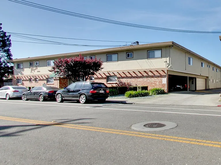 ROYALE APARTMENTS — Photo 18