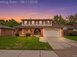 28360 Armanda Dr, Warren, MI 48088