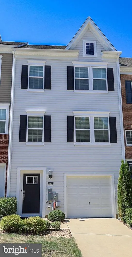 3 bed, 4.0 bath, 2160 sqft, $2,750 — Photo 3
