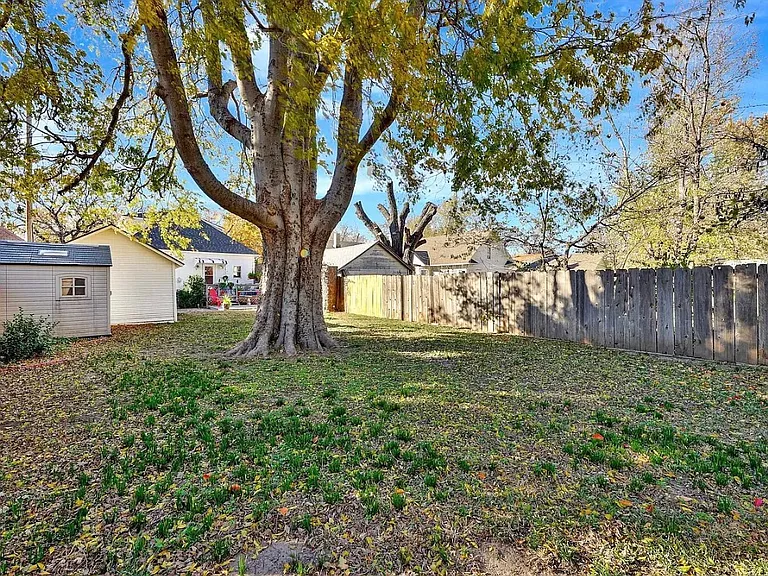 524 S Millwood Ave — Photo 16